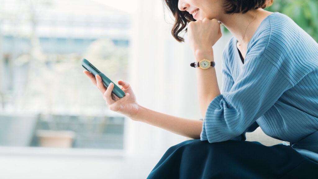 スマートフォンで問い合わせをする女性