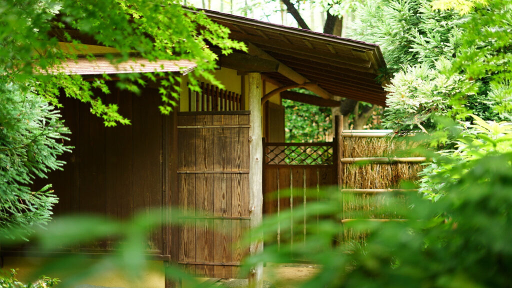 緑に囲まれた和風建築の門
